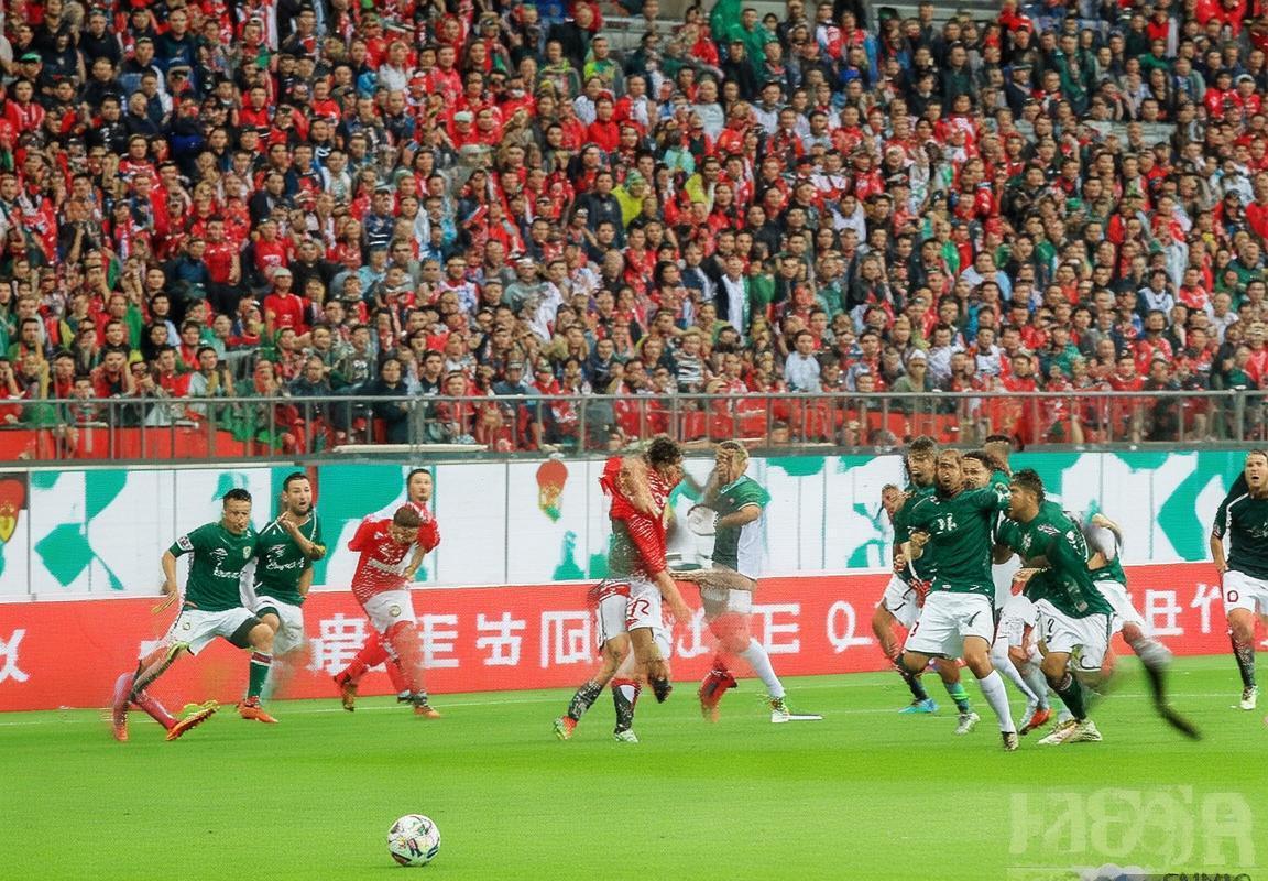 2017中超巅峰对决：上港与鲁能激情碰撞回顾